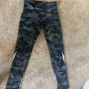 Old navy black n grey camo leggings
